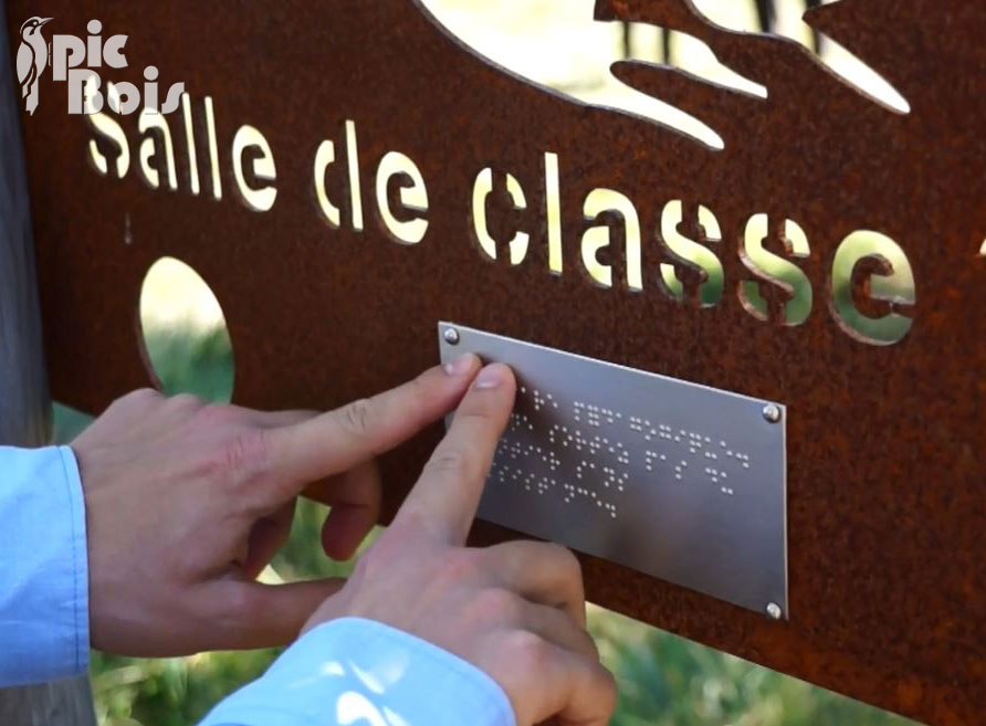 Panneau d'information avec écriture en Braille