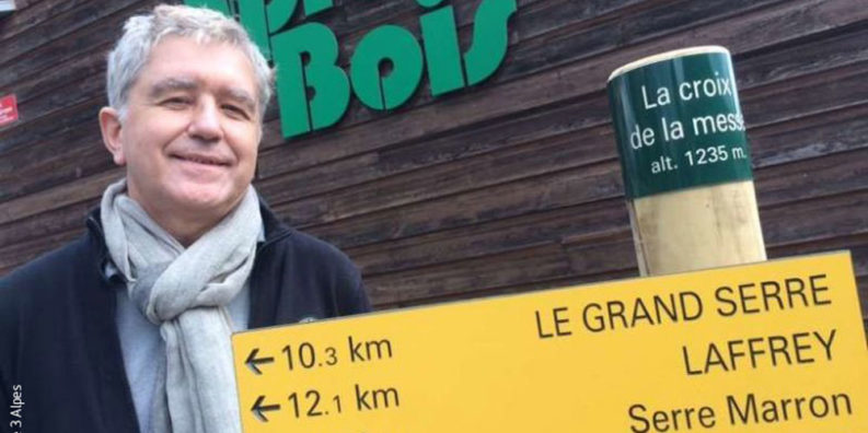 PIC BOIS - Bruno Chataignon avec panneau de sentier