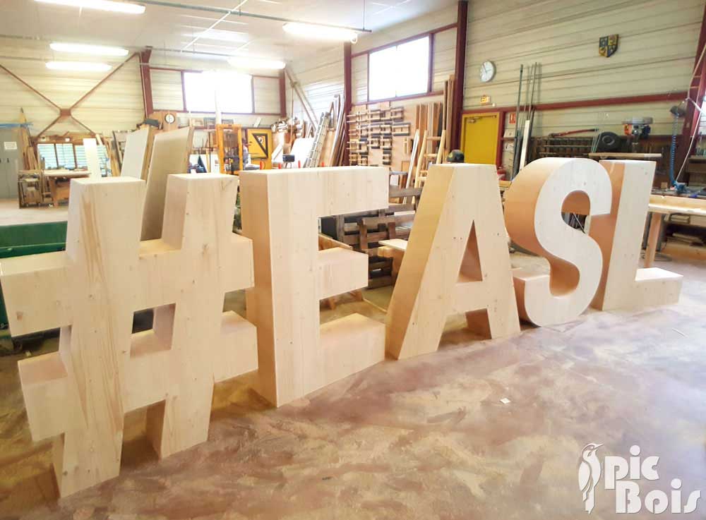 PIC BOIS - Lettres géantes en bois pour congrès EASL
