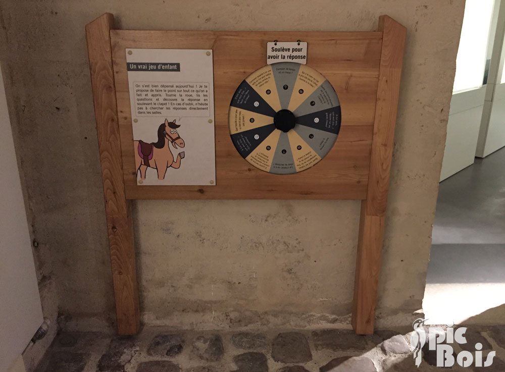 PIC BOIS - Mobilier interactif avec roue et volet à soulever - Musée du cheval Chantilly (60)