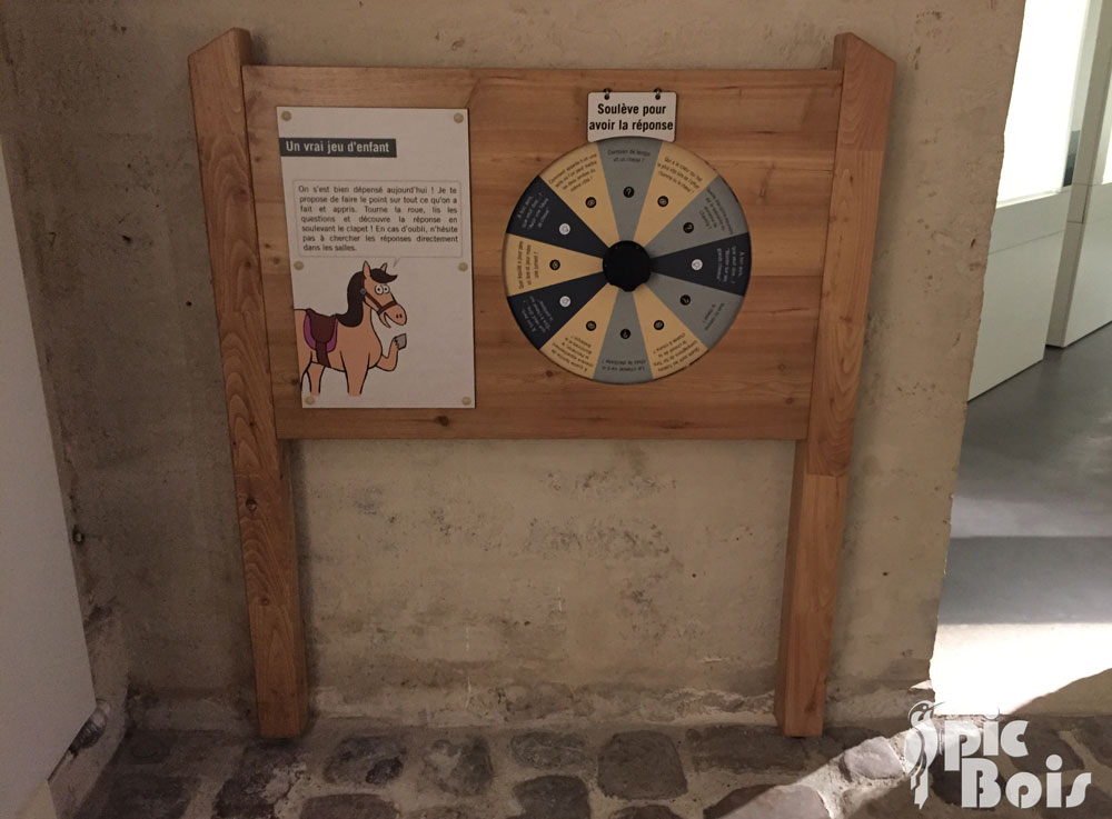 Mobilier interactif – Musée du cheval Chantilly PIC BOIS - Mobilier interactif avec roue et volet à soulever - Musée du cheval Chantilly (60)