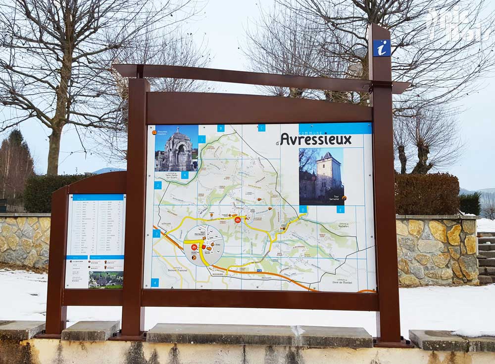 PIC BOIS - Panneau d'information en métal, structure 3 poteaux avec toit - Avressieux (73)