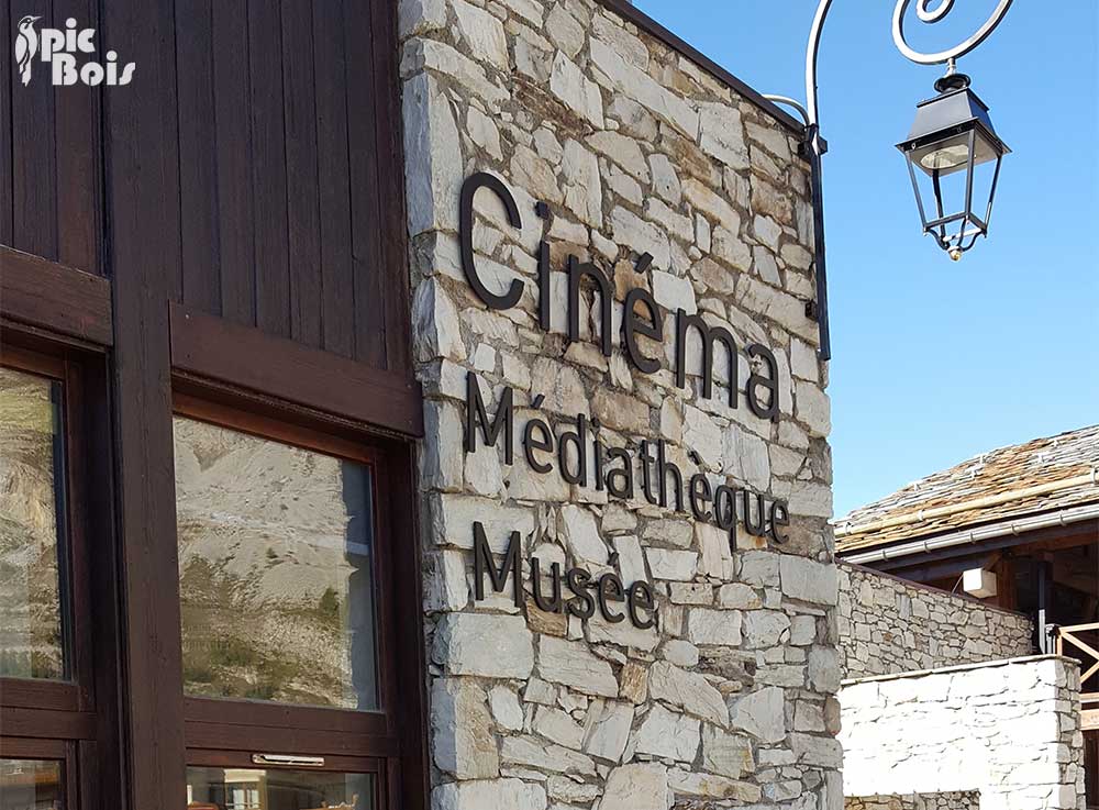 PIC BOIS - Enseigne murale en lettres découpées - Val d'Isère (73)