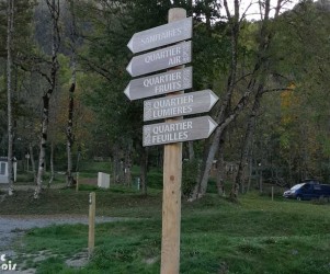 PIC BOIS - Flèches directionnelles carrefour d'activités - Camping UCPA La Vacance Pène Blanche - Loudenvielle (65)