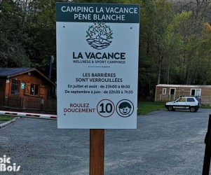 PIC BOIS - Plaque d'information parking - Camping UCPA La Vacance Pène Blanche - Loudenvielle (65)