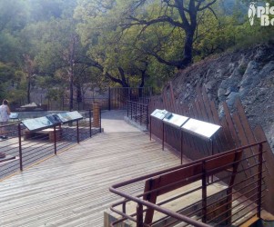 PIC BOIS - Tables de lecture et mur en métal - Dalle aux ammonites - Digne-les-Bains (04)