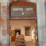 Enseigne murale – Sortie de magasin