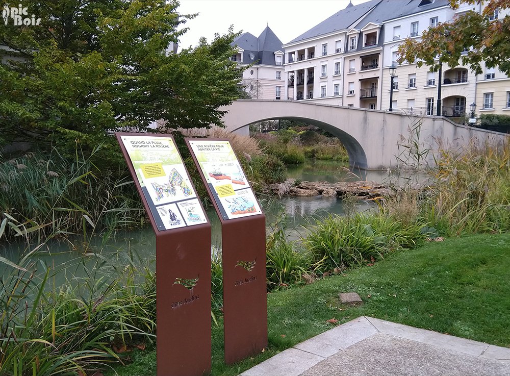 PIC BOIS - Tables de lecture en métal avec découpe traversante - Cité Jardins Le Plessis Robinson (92)