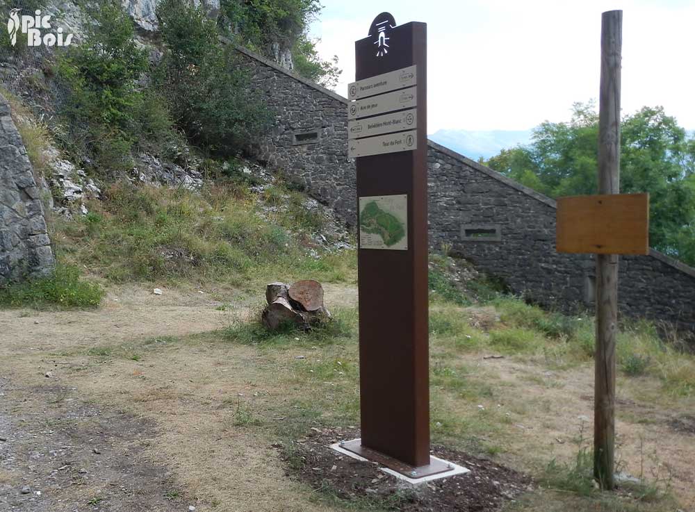 PIC BOIS - Totem directionnel - Fort de Tamié (73)