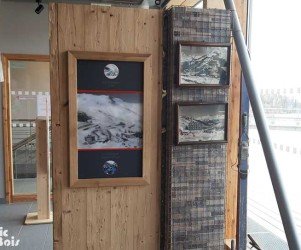 PIC BOIS - Totem avec panneau lenticulaire - Maison du Patrimoine - La Plagne Tarentaise (73)