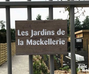 PIC BOIS - Enseigne d'entrée de parc en compact gravé - Jardins de la Mackellerie Croix (59)