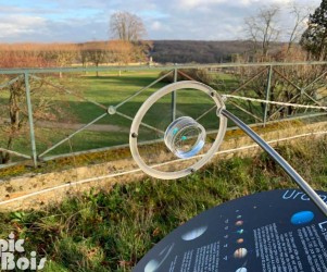PIC BOIS - Zoom sur une planète incrustée dans la résine - Observatoire de Paris - Meudon (92)