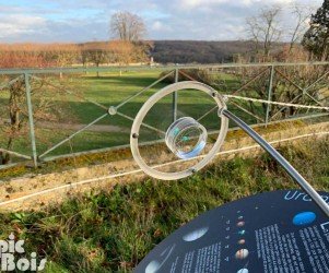 PIC BOIS - Zoom sur une planète incrustée dans la résine - Observatoire de Paris - Meudon (92)
