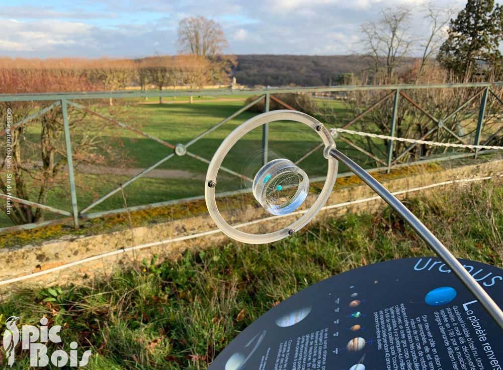 PIC BOIS - Zoom sur une planète incrustée dans la résine - Observatoire de Paris - Meudon (92)