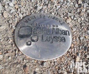 Clou en bronze gravé – St Alban Leysse (73) PIC BOIS - Jalon clou en bronze gravé - St Alban Leysse (73)