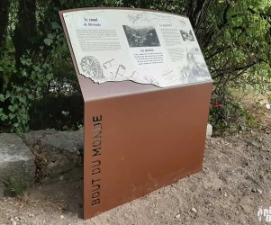 PIC BOIS - Table de lecture en métal avec découpe traversante, panneau en inclusion découpé - St Alban Leysse (73)