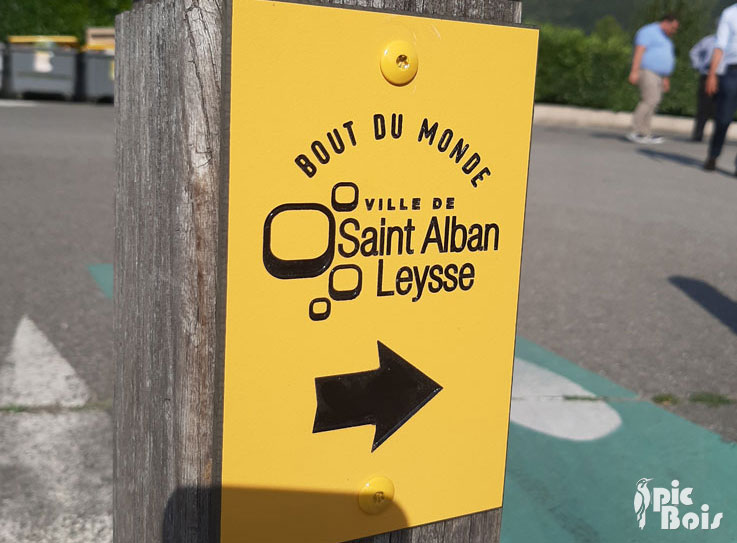 PIC BOIS - Balise directionnelle en compact gravé et peint, sur poteau bois - St Alban Leysse (73)