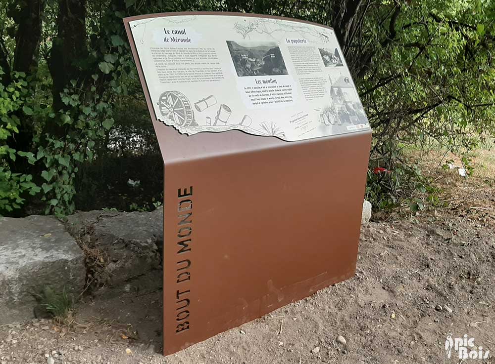 PIC BOIS - Table de lecture en métal avec découpe traversante, panneau en inclusion découpé - St Alban Leysse (73)