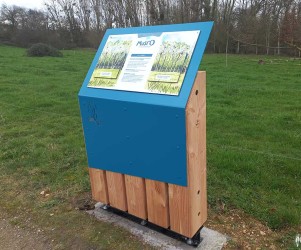 Signalétique touristique | Mobilier interactif avec volets à soulever - Les arbres du bord de la rivière - Mordelles (35)