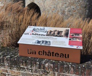 Signalétique touristique | Table de lecture du château de Péronne