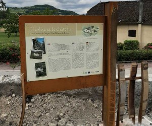 Signalétique touristique | Panneau d'information du château et de l'église et porte-vélos du Chemin des Altesses