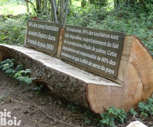 Plaques thématiques fixées sur le dossier d'un banc - PNR du Morvan
