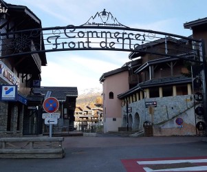 Portique en métal d'entrée de la place des commerces - La Plagne