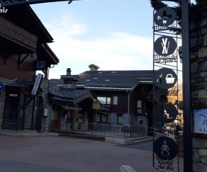 Totem en métal habillage de portique de la place des commerces - La Plagne