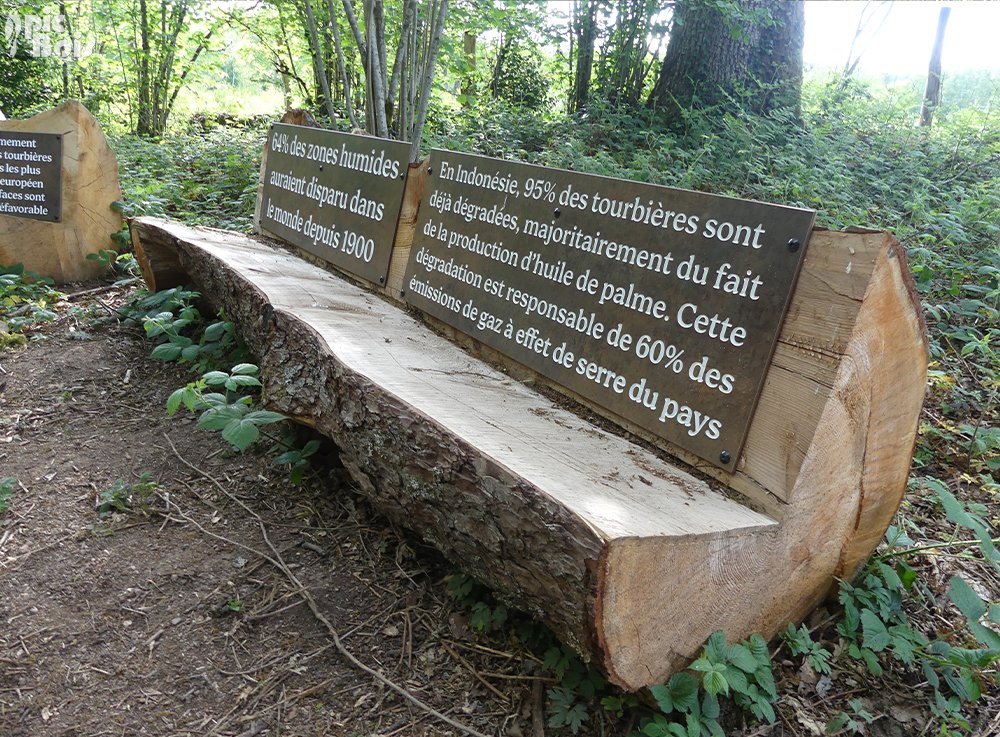 Plaques thématiques fixées sur le dossier d'un banc - PNR du Morvan