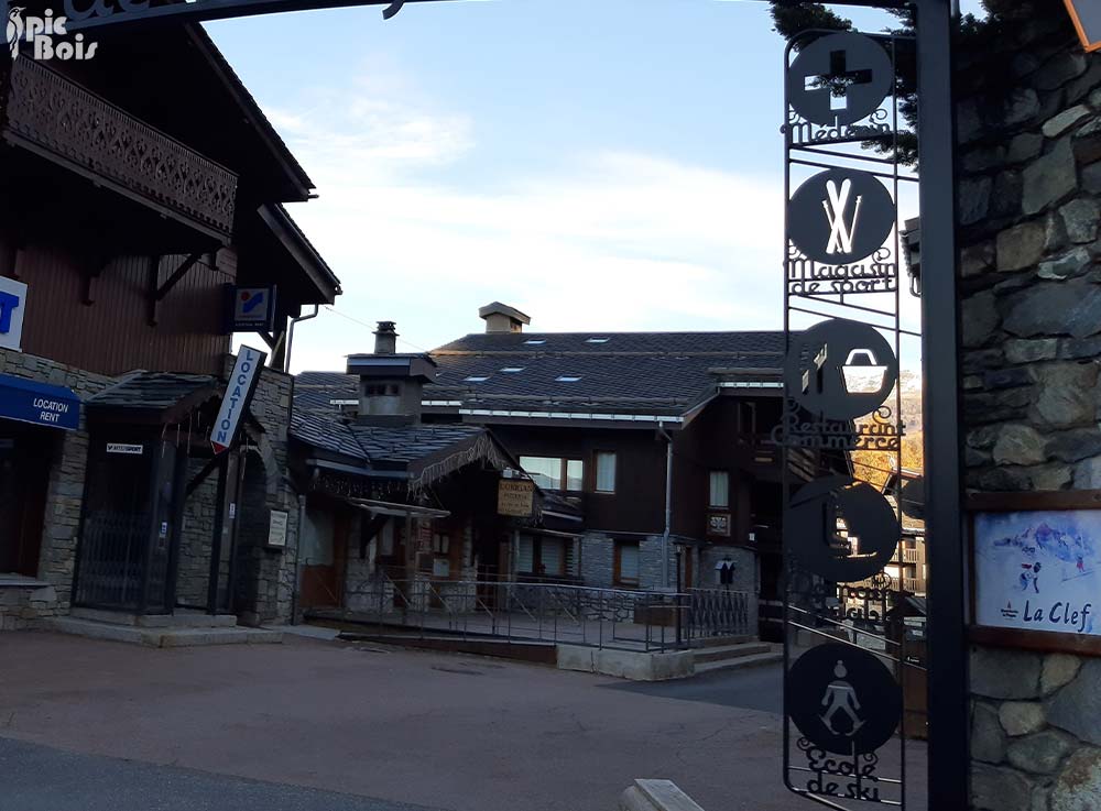 Totem en métal habillage de portique de la place des commerces - La Plagne