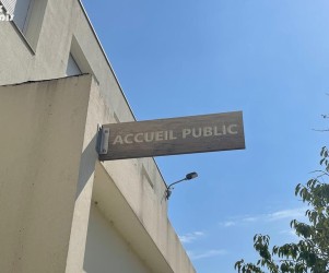 Enseigne murale – Drapeau accueil – Mornac (16) Signalétique extérieure | Enseigne murale en compact extérieur, découpe traversante