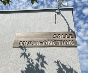Signalétique extérieure | Enseigne murale en compact extérieur, découpe traversante