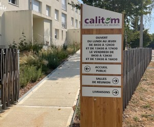 Signalétique extérieure | Totem directionnel avec horaires d'ouverte de Calitom, service public des déchets