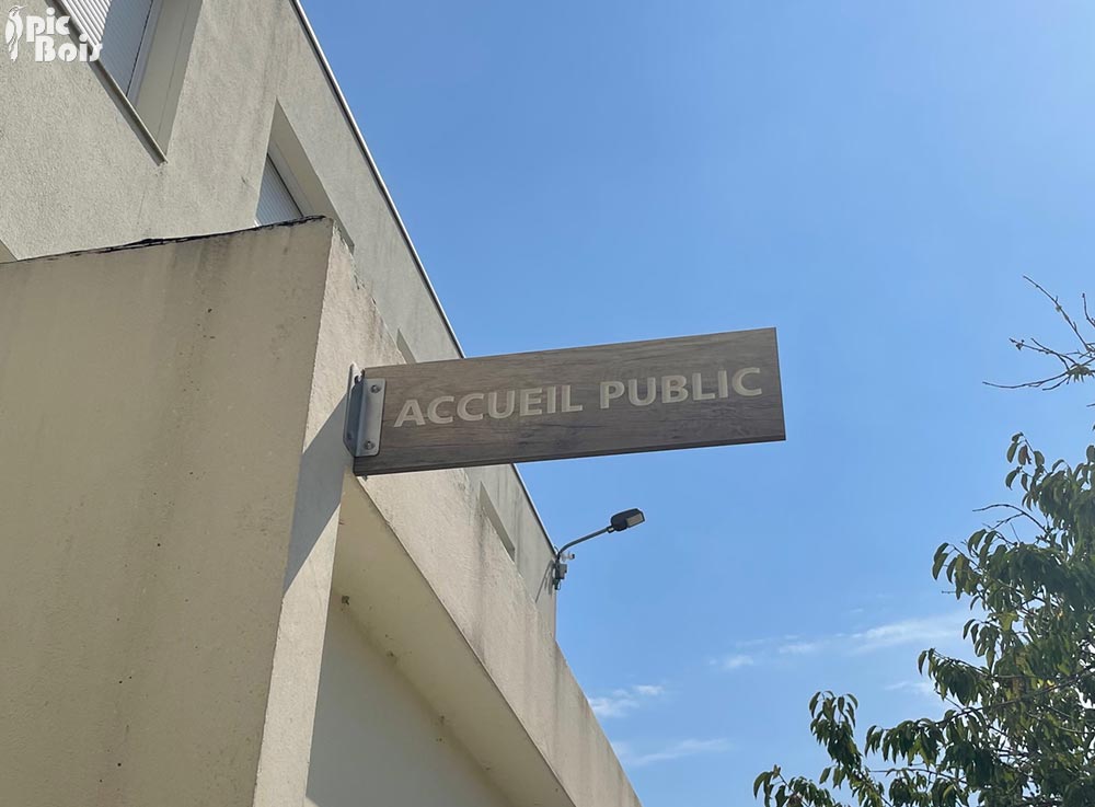 Signalétique extérieure | Enseigne murale en compact extérieur, découpe traversante