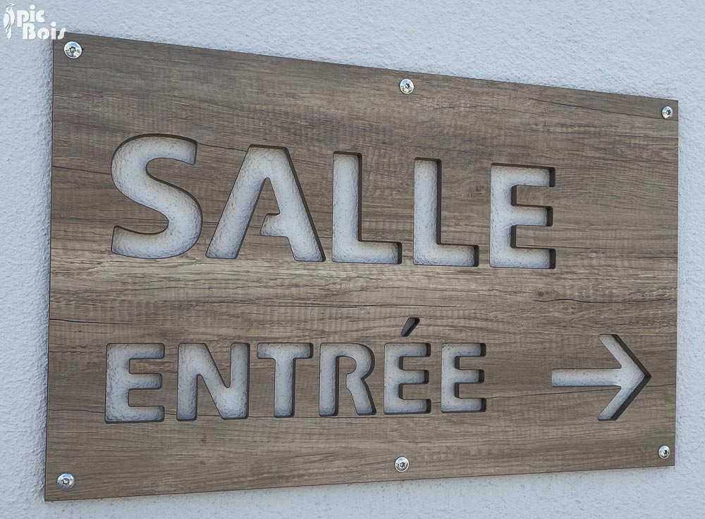 Signalétique extérieure | Enseigne murale en compact extérieur, découpe traversante
