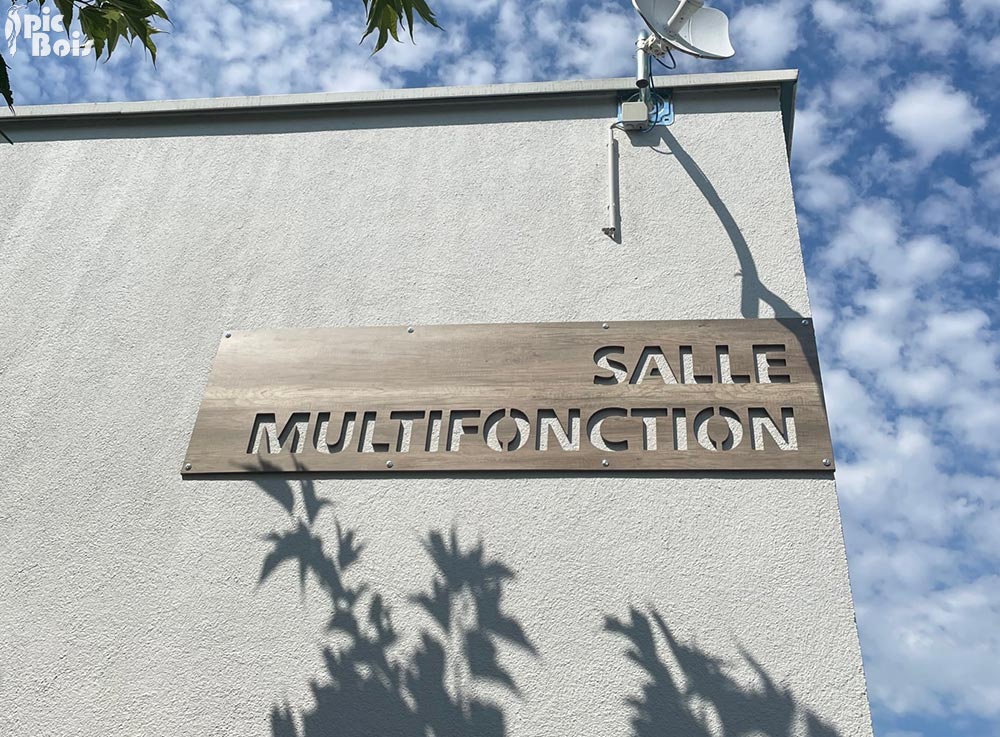 Signalétique extérieure | Enseigne murale en compact extérieur, découpe traversante