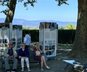 Totem – A trois faces Totem d'exposition modulable à Carcassonne