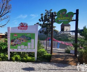 Panneau d’information et arche Signalétique touristique | 84-Parc Spirou-Panneau d'information et arche