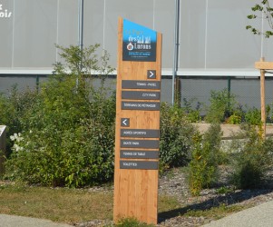 Signalétique touristique | Totem directionnel - Activités services parc - Satolas Parc des Lurons (38)