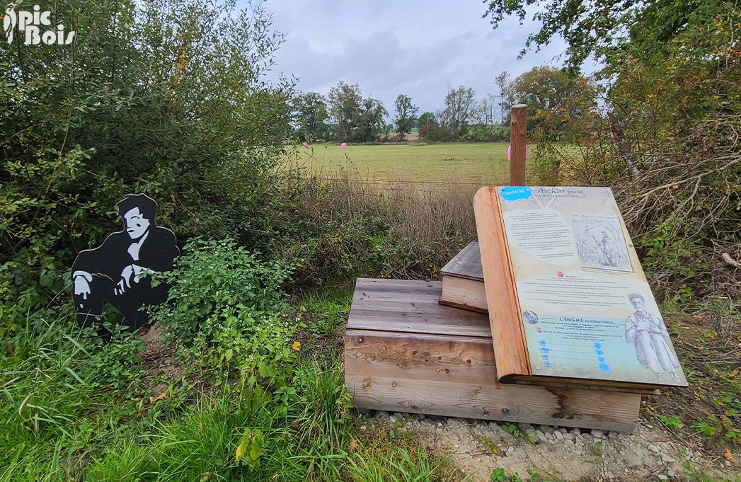 Signalétique touristique | Table de lecture - Livres empilés - Parcours Arthur Rimbaud