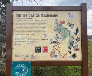 Panneau d’information – Sur les pas de Madeleine – 15 Chalvignac Signalétique de randonnée pédestre | Panneau d'information - Sur les pas de Madeleine - 15 Chalvignac