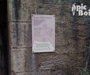 Signalétique touristique - Plaque thématique - Pont-levis - Fabrication PIC BOIS