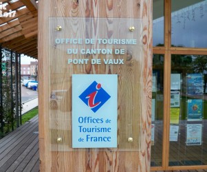 Signalétique touristique - Enseigne murale - Office de tourisme - Fabrication PIC BOIS