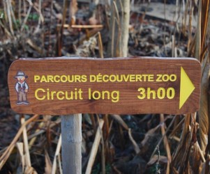 Signalétique touristique - Directionnel sentier - Mascotte Zoo - Fabrication PIC BOIS