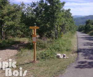 Signalétique touristique - Directionnel sentier - Flèche FFR - Fabrication PIC BOIS