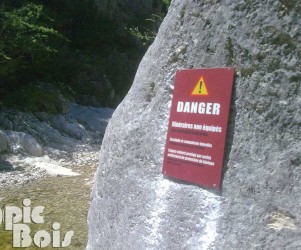 04-oppedette-panneaux-d-information-en-bois-plaque-sur-un-rocher.jpg Signalétique touristique - Panneau d'information - Danger rivière - Fabrication PIC BOIS