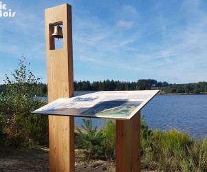 Signalétique touristique - Table de lecture - La cloche du lac - Fabrication PIC BOIS