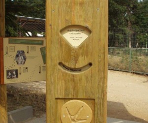 07-peaugres-plaques-pivotantes-empreinte-en-resine.jpg Signalétique touristique - Mobilier interactif - Empreinte resine - Fabrication PIC BOIS