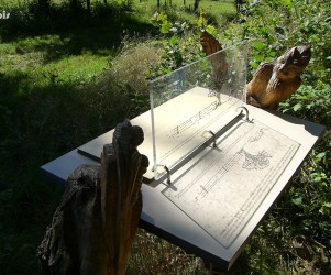 08-signy-l-abbaye-tables-de-lecture-table-de-lecture-avec-plexi.jpg Signalétique touristique - Table de lecture - Parcours en forêt - Fabrication PIC BOIS