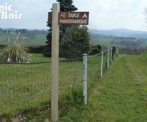 19-pnr-de-millevaches-en-limousin-fleches-directionnelles-acces-table-panoramique.jpg Signalétique touristique - Directionnel sentier - Table panorama - Fabrication PIC BOIS